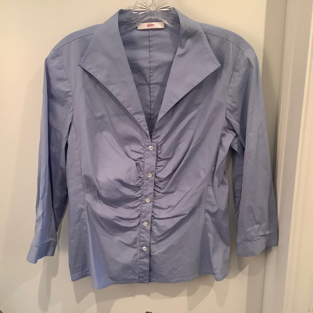 Great Leggiadro blouse with cute pleated detail.